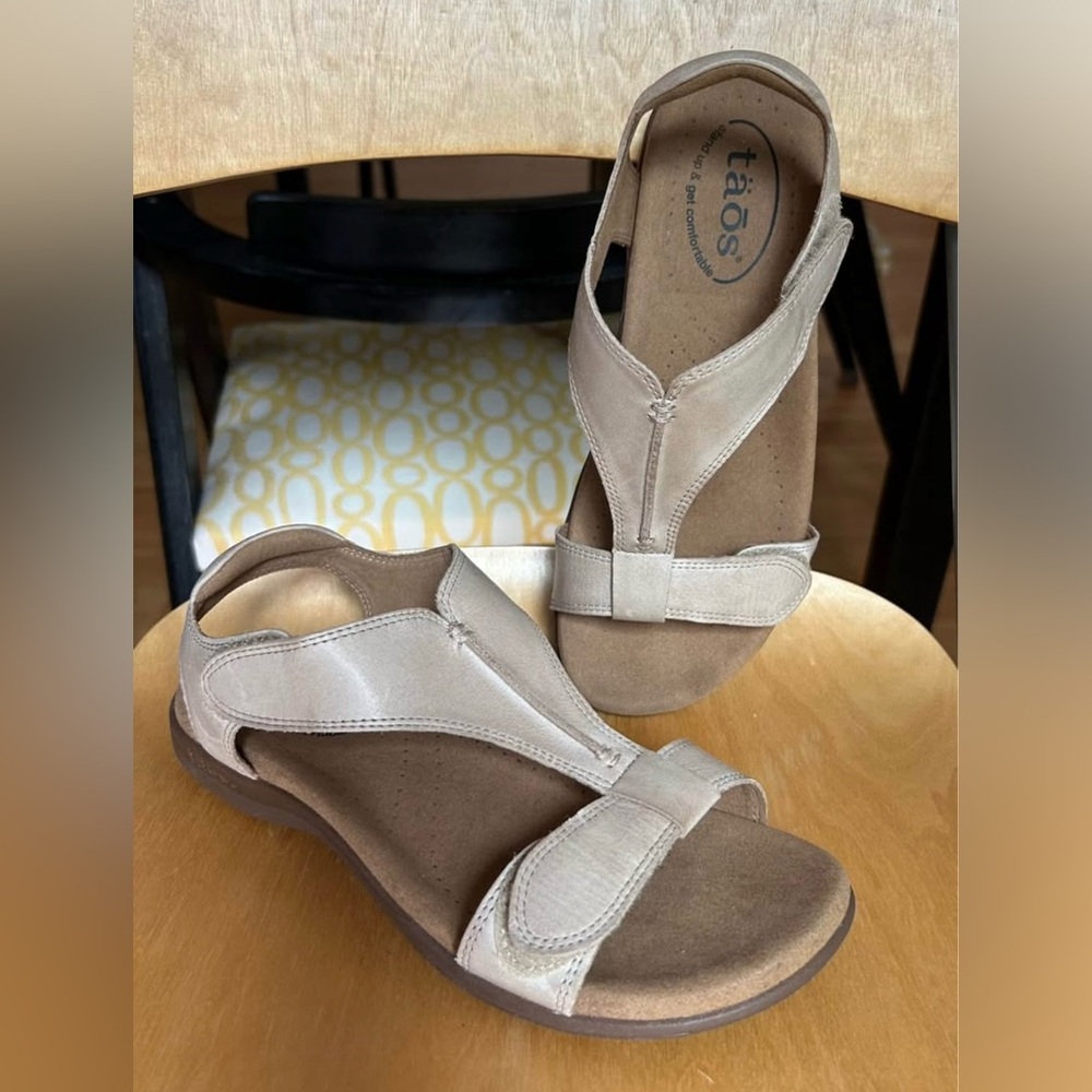 Taos ‘The Show’ cream leather sandals, size 6